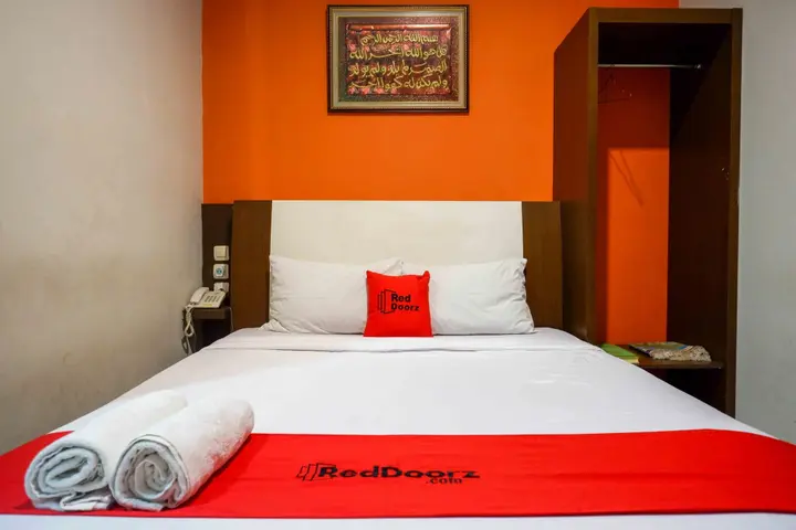 Батуретно: RedDoorz Syariah near Museum Wayang Kekayon