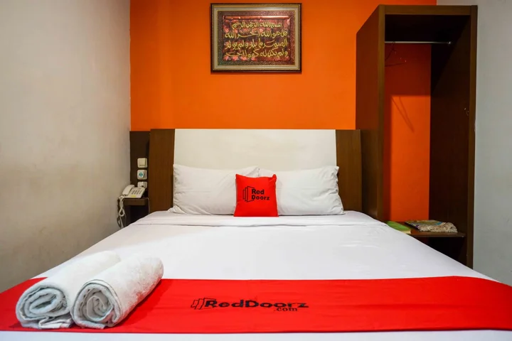 Батуретно: RedDoorz Syariah near Museum Wayang Kekayon