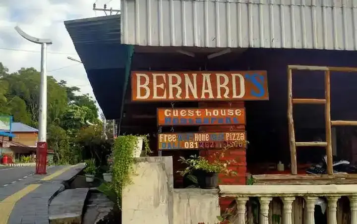 Озеро Тоба: Bernard Guest House & Resto RedPartner