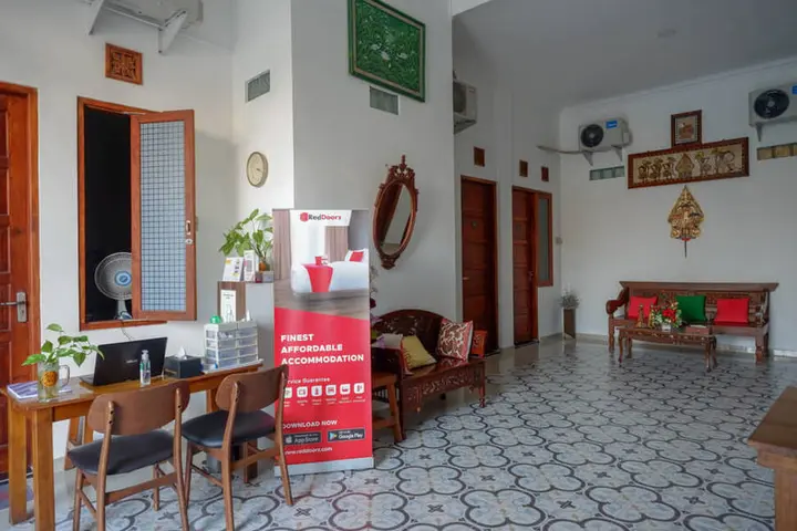 Суракарта: RedDoorz near Stasiun Purwosari