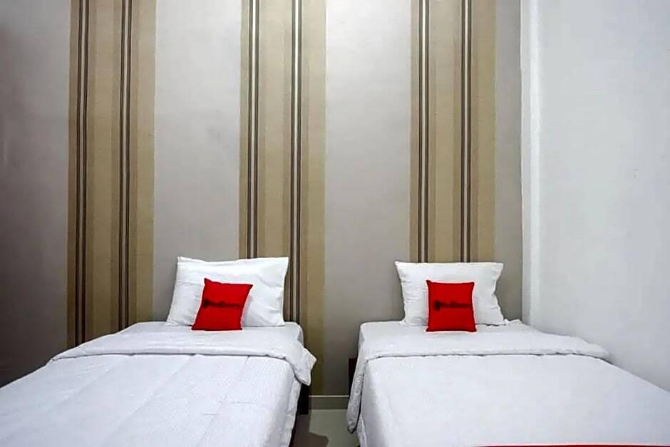 Суракарта: RedDoorz near Stasiun Purwosari