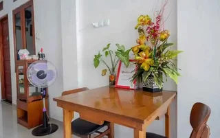 Суракарта: RedDoorz near Stasiun Purwosari