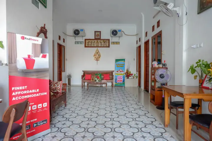 Суракарта: RedDoorz near Stasiun Purwosari