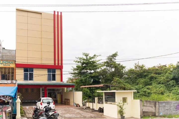 Медан: Formerly RedDoorz Plus @ Jalan Gatot Subroto Medan