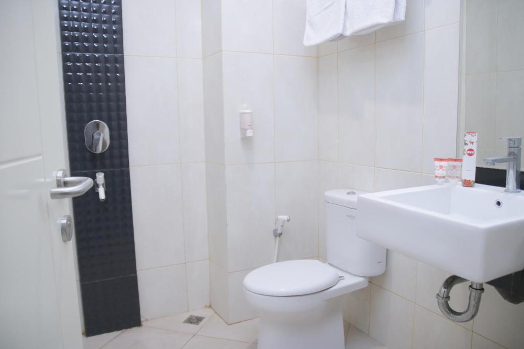 Амбон: Super OYO 1006 Azzahra Guest House Syariah