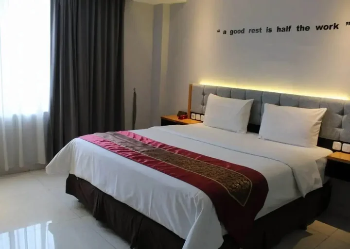 Иди Раюк: The Royal Idi Hotel