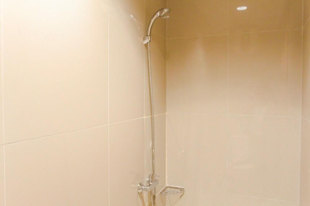 Тангеранг: Cozy And Simply Studio Apartment Tree Park City Cikokol