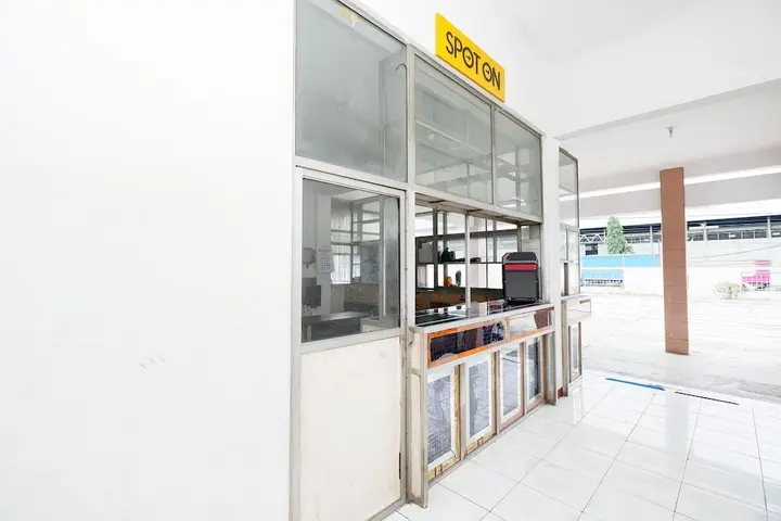 Тегал: Hotel Saudara by OYO Rooms