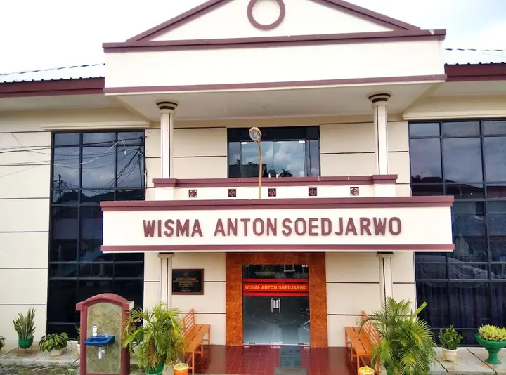 Депок: Wisma Anton Soedjarwo
