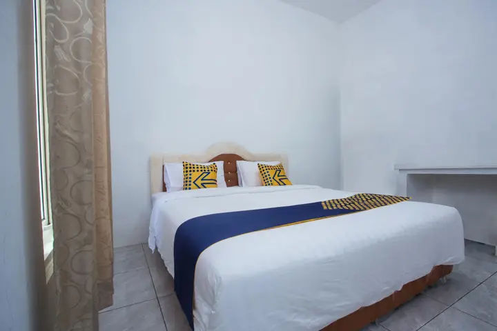 Слуке: Hotel Kurnia by OYO Rooms