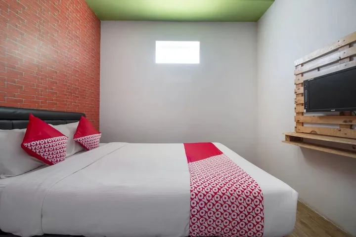 Маланг: Bwalk Hotel by OYO Rooms