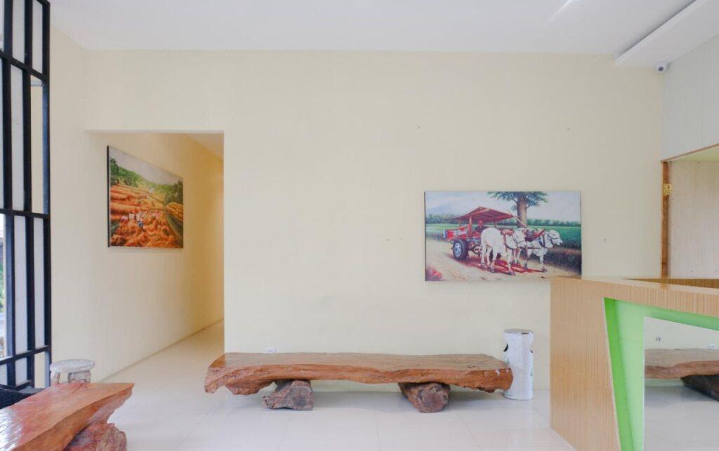 Бату: Demilo Inn