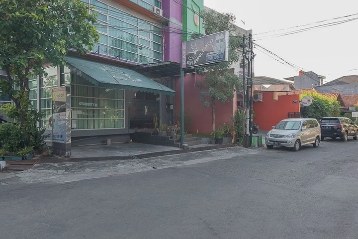 Семаранг: RedDoorz Plus near Undip Pleburan