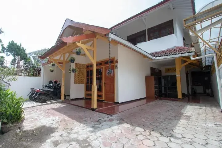 Маланг: SPOT ON 3218 Bee Palm Family Syariah