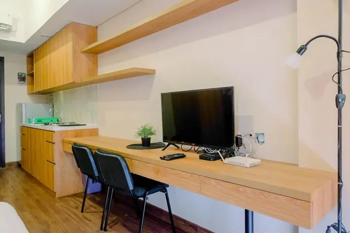 Legok: Warm Design Studio Apartment at Casa De Parco