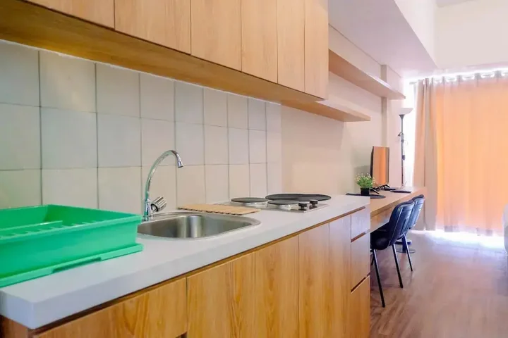 Legok: Warm Design Studio Apartment at Casa De Parco