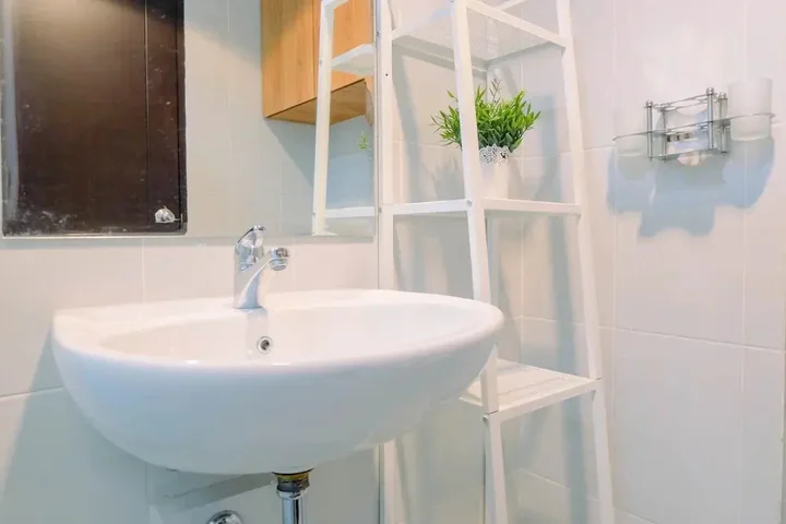 Legok: Warm Design Studio Apartment at Casa De Parco
