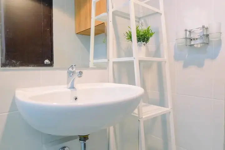 Legok: Warm Design Studio Apartment at Casa De Parco