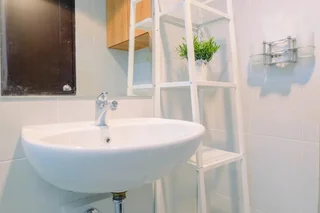 Legok: Warm Design Studio Apartment at Casa De Parco
