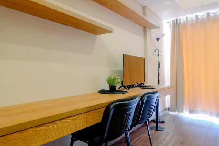 Legok: Warm Design Studio Apartment at Casa De Parco