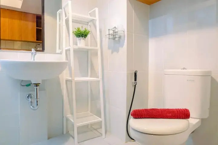 Legok: Warm Design Studio Apartment at Casa De Parco
