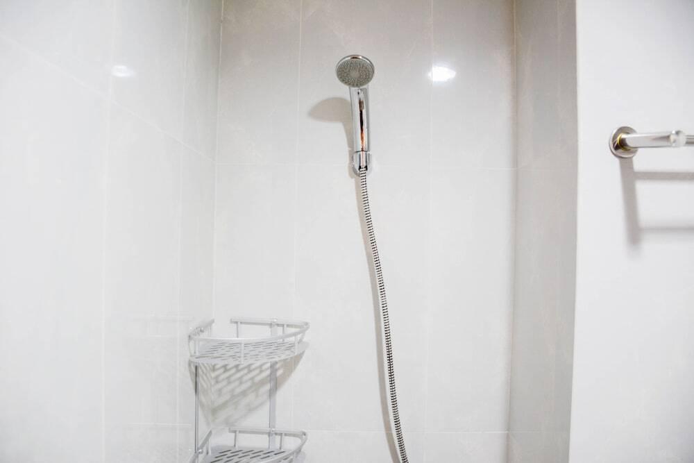 Депок: Comfort Studio At Evenciio Margonda Apartment