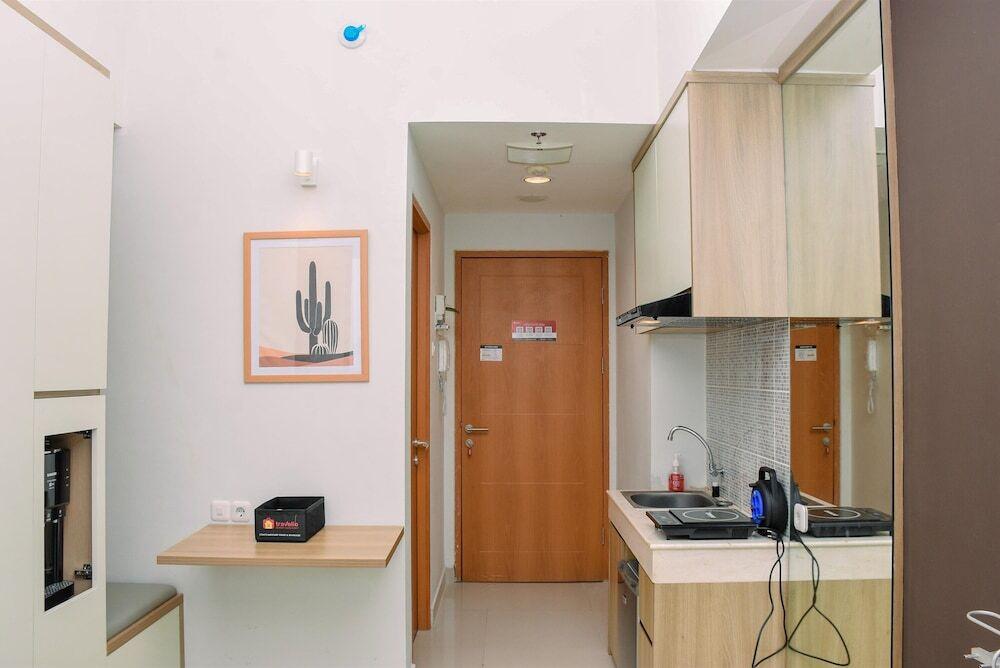 Депок: Comfy Studio Room at Evenciio Margonda Apartment