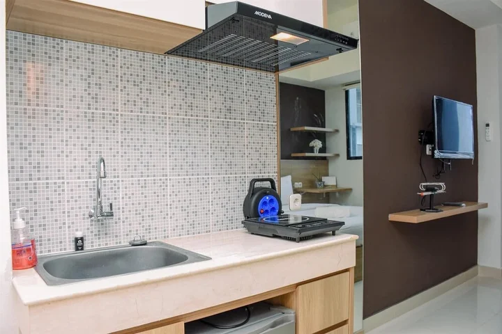 Депок: Comfy Studio Room at Evenciio Margonda Apartment