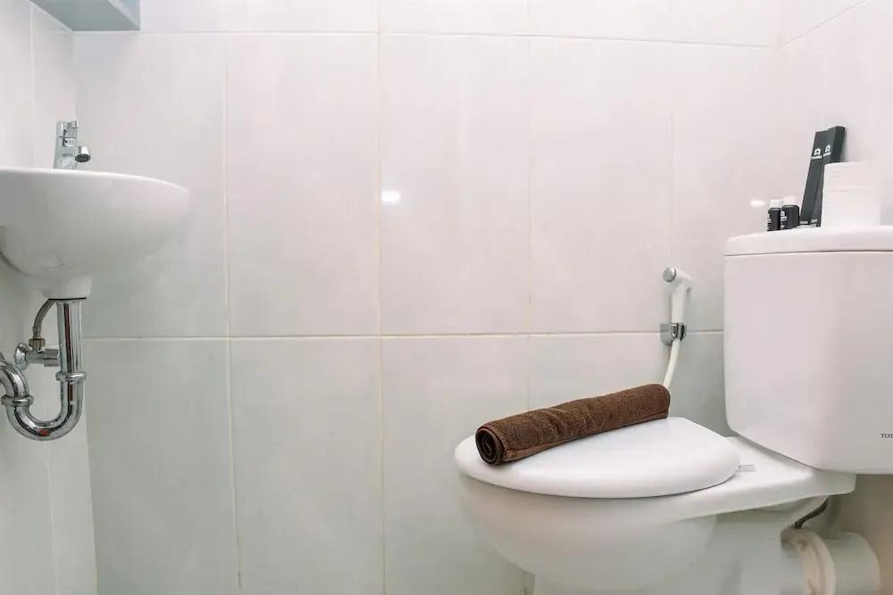 Депок: Comfy Studio Room at Evenciio Margonda Apartment