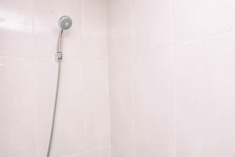Депок: Elegant Studio with Single Bed at Evenciio Margonda Apartment