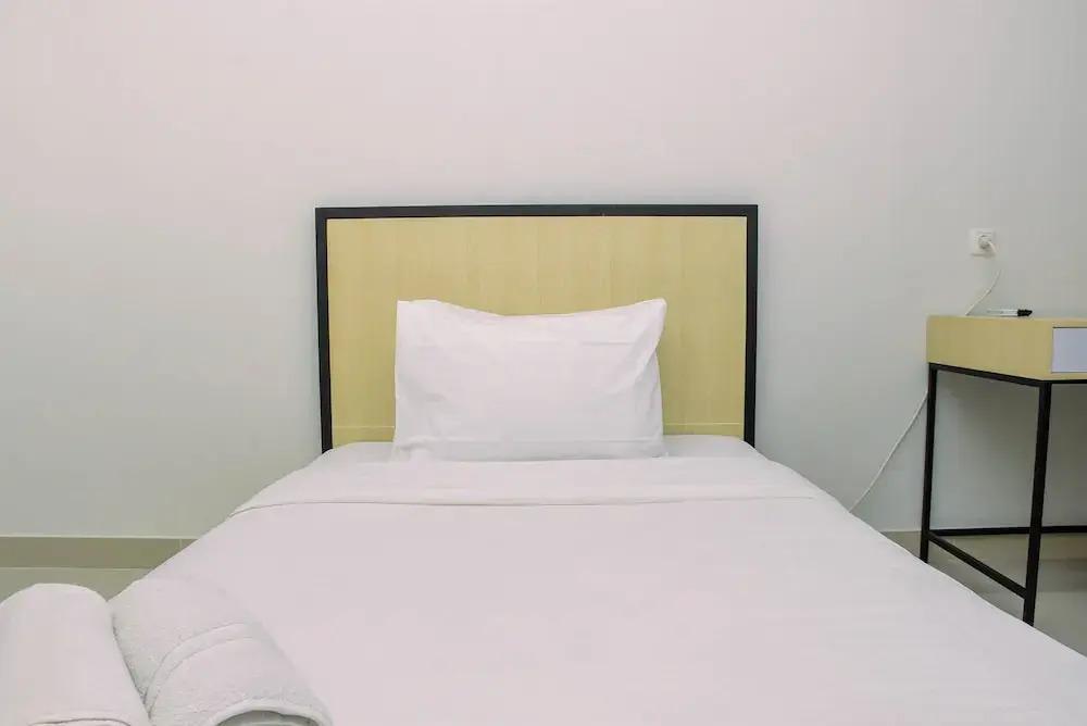 Cozy Studio with Single Bed at Evenciio Margonda Apartment — фото 2