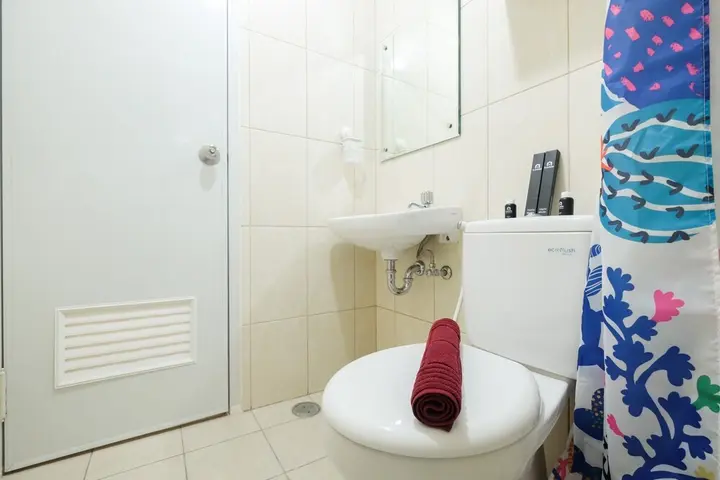 Бекаси: Modern and Bright 2BR Springlake Apartment