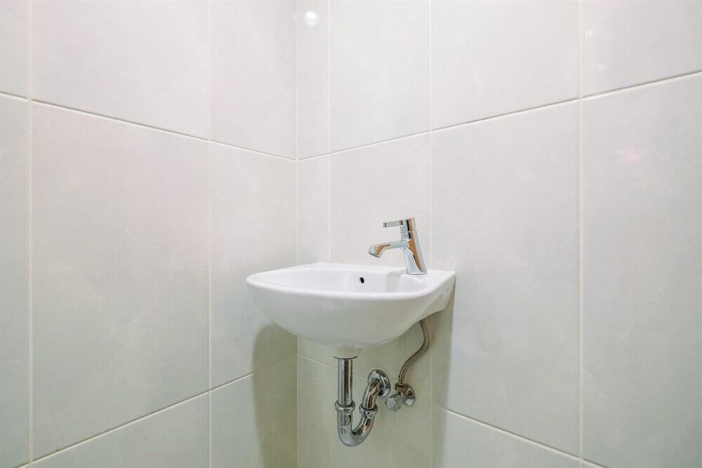 Депок: Cozy Living Studio At Evenciio Apartment Margonda Near Ui