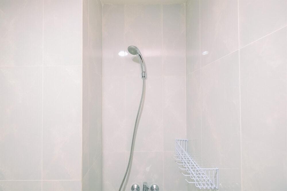 Депок: Nice And Comfort Studio At Evenciio Apartment