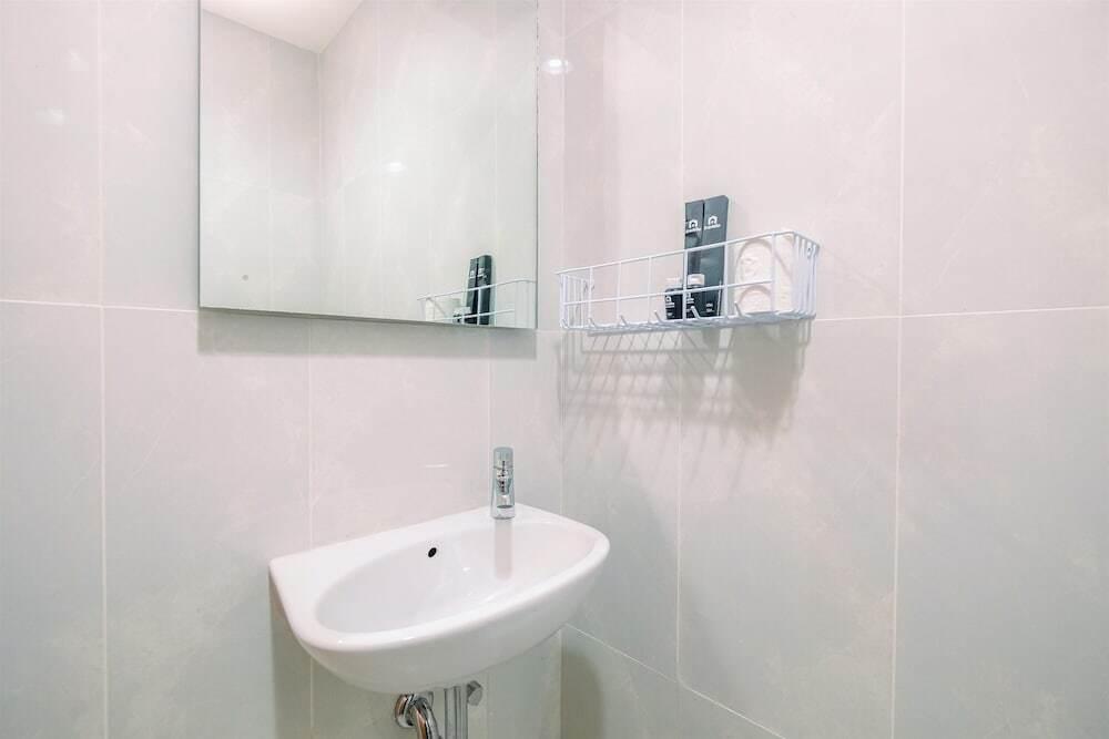 Депок: Nice And Comfort Studio At Evenciio Apartment