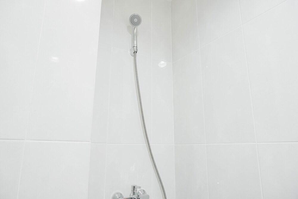 Депок: Nice And Cozy Studio At Evenciio Margonda Apartment