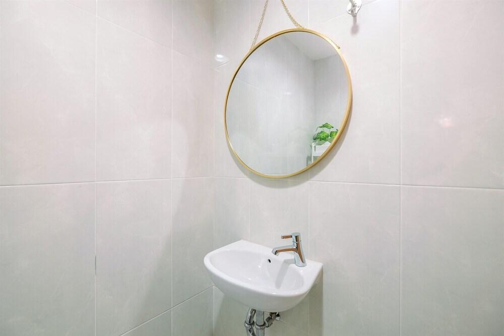 Депок: Warm And Cozy Studio Evenciio Apartment Margonda Near Ui