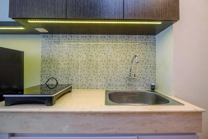 Депок: Cozy Stay and Tidy Studio at Evenciio Margonda Apartment