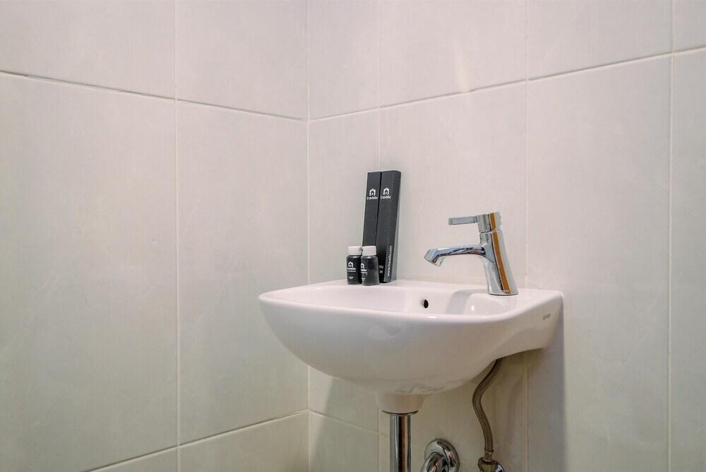 Депок: Nice and Cozy Studio Room at Evenciio Margonda Apartment