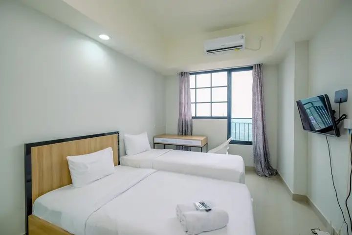 Nice and Cozy Studio Room at Evenciio Margonda Apartment — фото 3