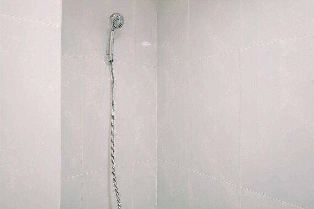 Депок: Comfy And Minimalist Studio At Evenciio Margonda Apartment