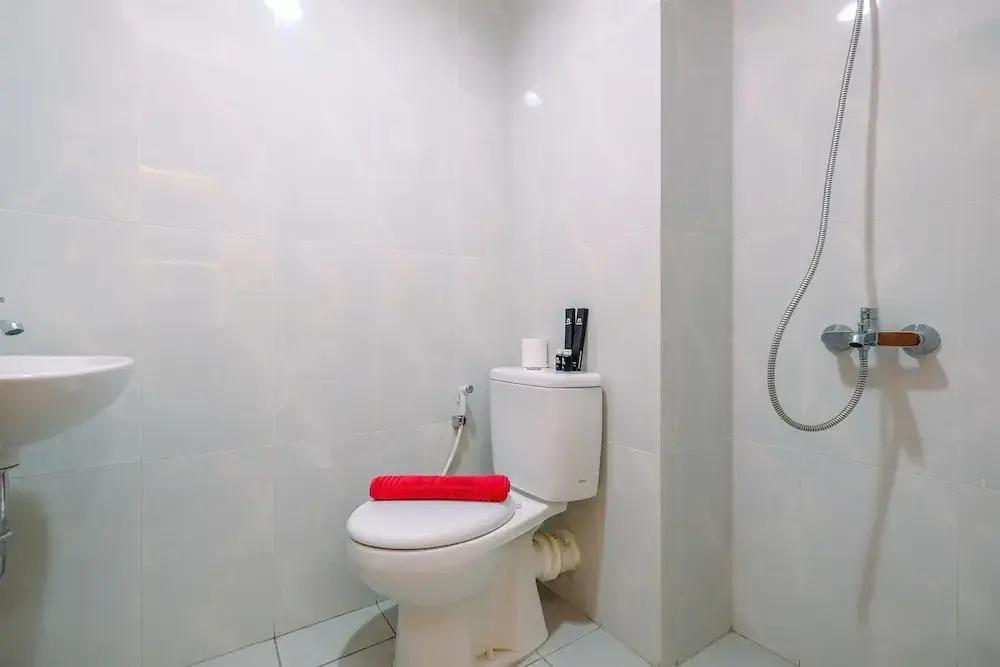 Депок: Comfy And Minimalist Studio At Evenciio Margonda Apartment