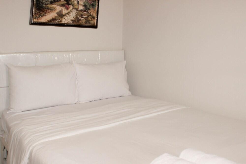 Джакарта: Minimalist And Homey 1Br At Bassura City Apartment