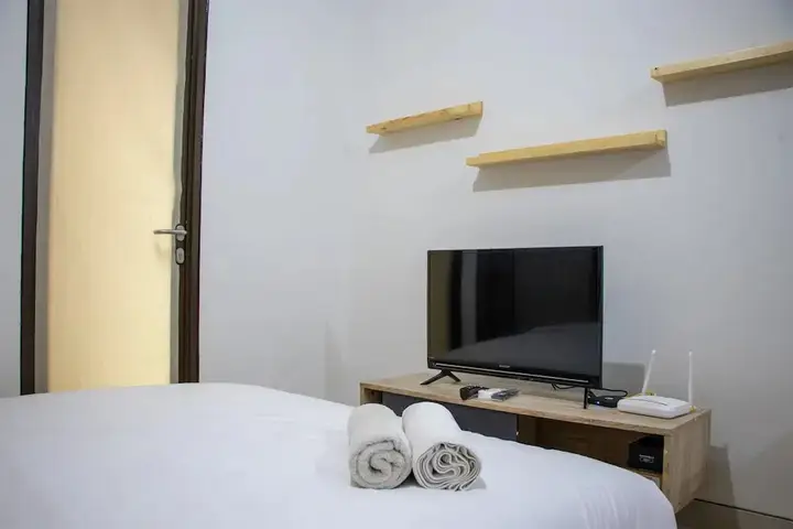 Fancy And Nice Studio Room At Transpark Cibubur Apartment — фото 2
