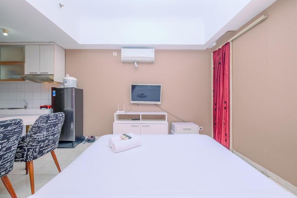 Warm And Cozy Stay Studio Apartment Margonda Residence 2 — фото 4