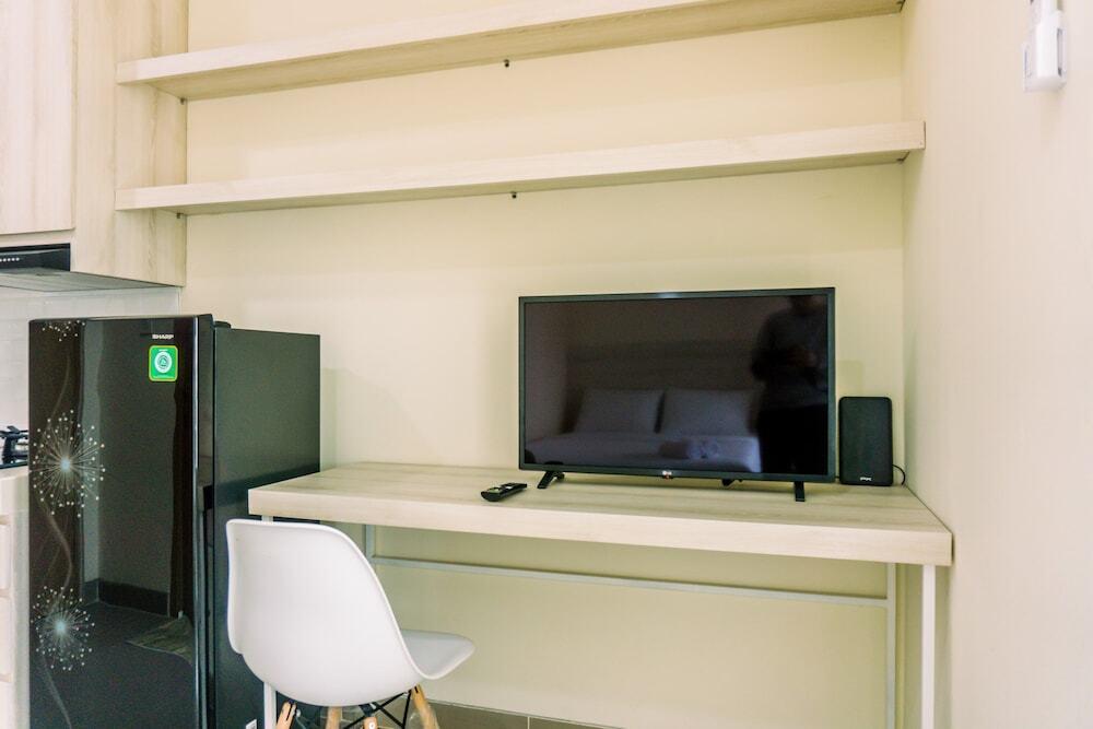 Strategic Studio Apartment At B Residence Near Campus — фото 6
