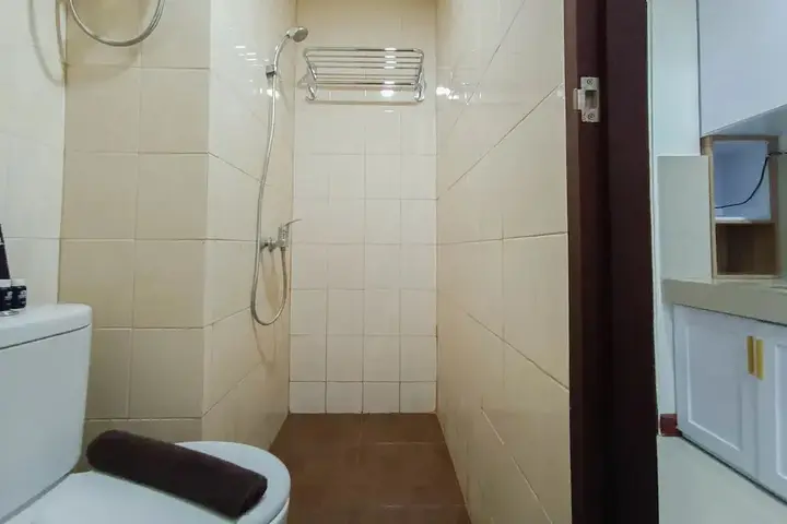 Макассар: White And Cozy Studio At Vida View Makassar Apartment