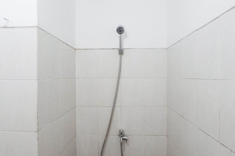 Сурабая: Relaxing Studio Apartment At Puri Mas
