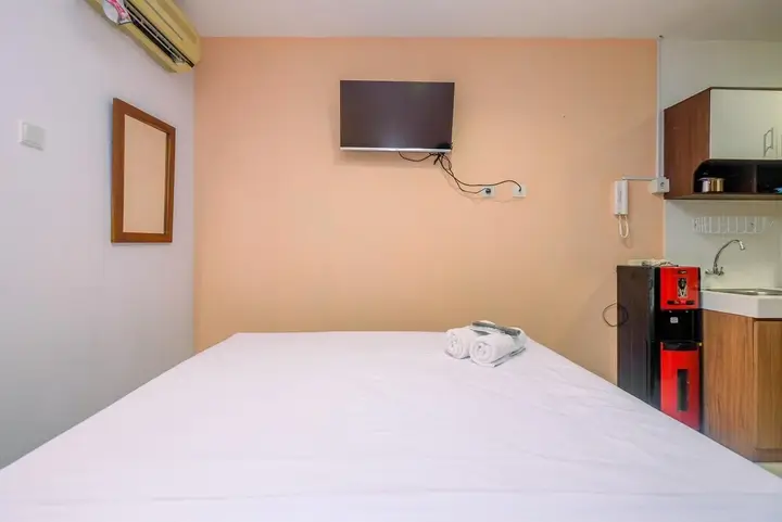Classic And Cozy Studio At Cinere Bellevue Suites Apartment — фото 3