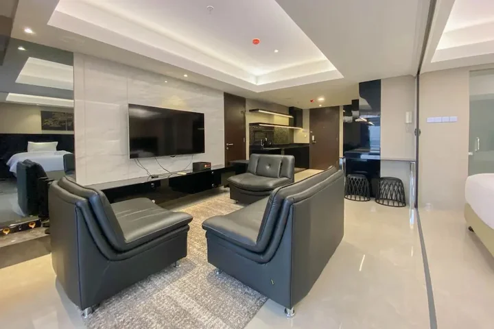 Семаранг: Spacious Combined Studio Apartment At Warhol (W/R) Residence